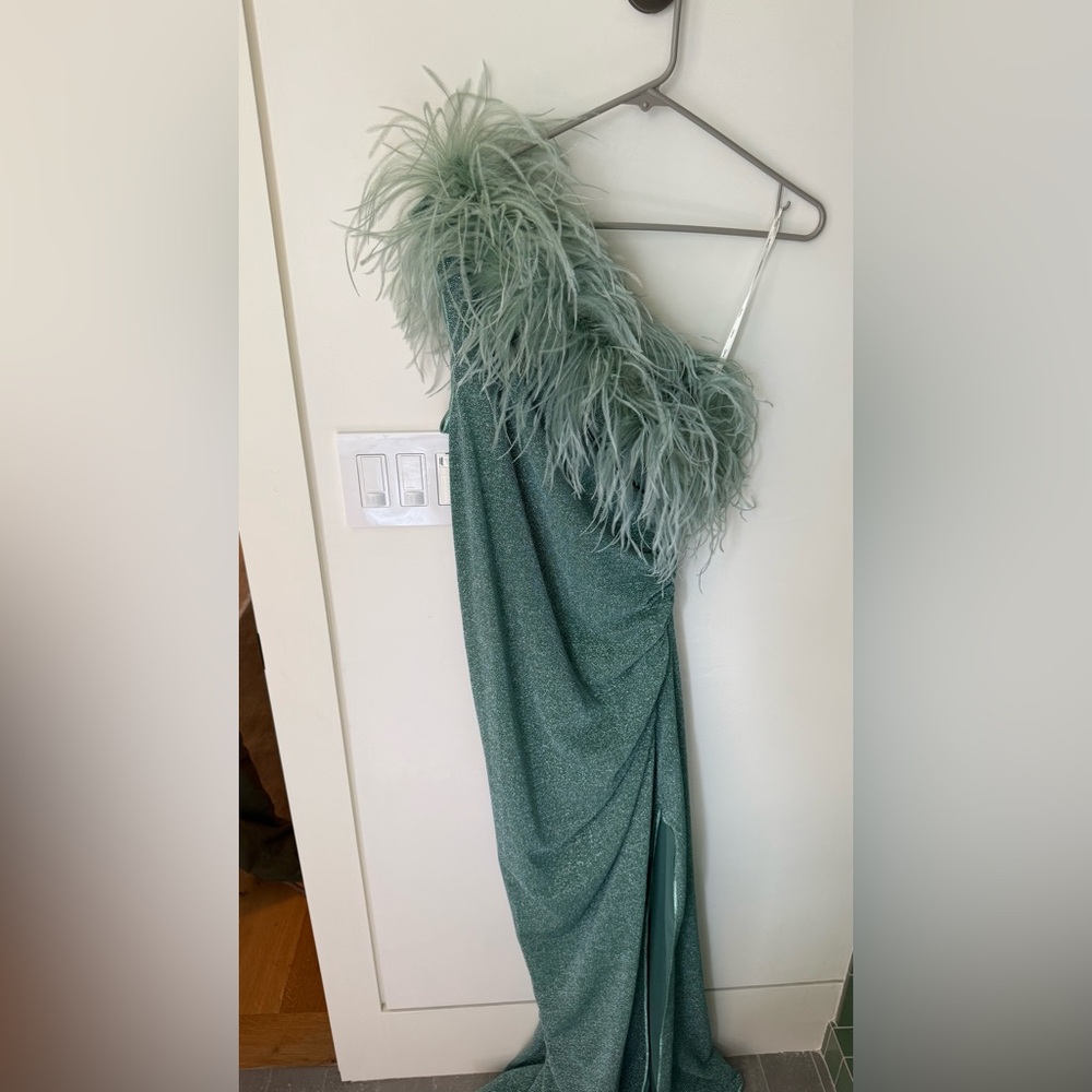 Oseree One-Shoulder Green Feathered Dress